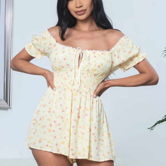🌸Feminine Floral Yellow Romper🌸 - Picture 4 of 5